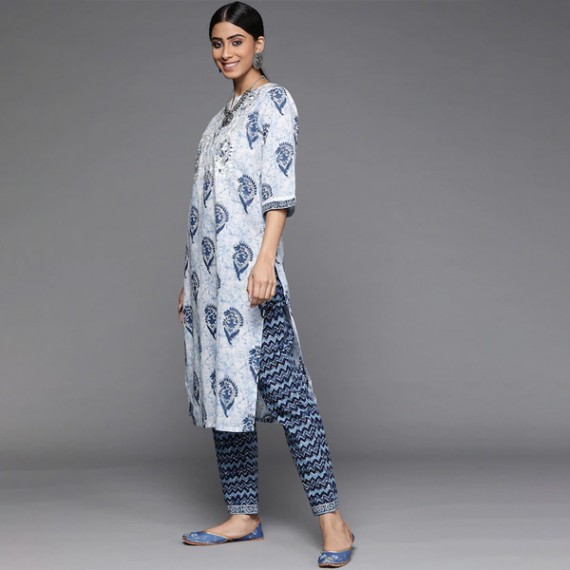 http://13.232.51.72/products/women-white-paisley-motifs-printed-pure-cotton-kurta-with-trousers-with-dupatta