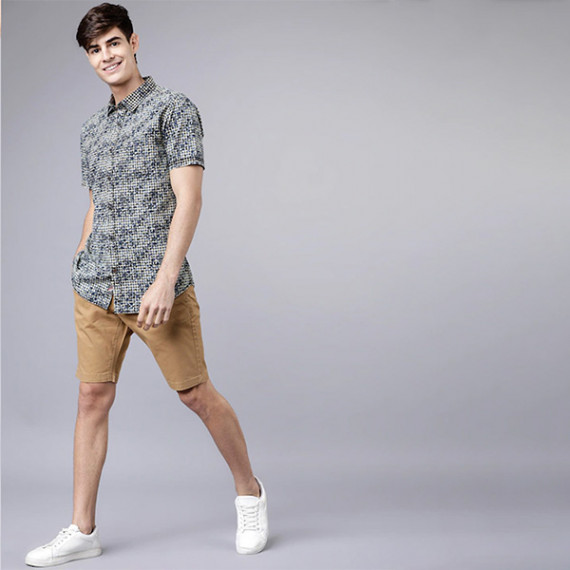 http://13.232.51.72/products/men-khaki-solid-slim-fit-regular-shorts