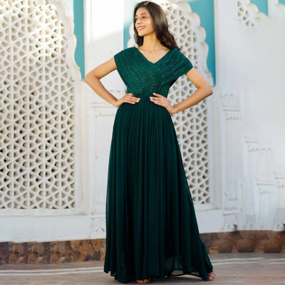 http://13.232.51.72/products/green-embellished-maxi-dress